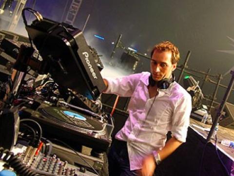 Paul Van Dyk with a gift for his devoted fans on Easter 