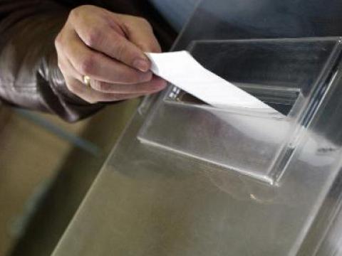 Bulgarians vote with 2 integral voting papers